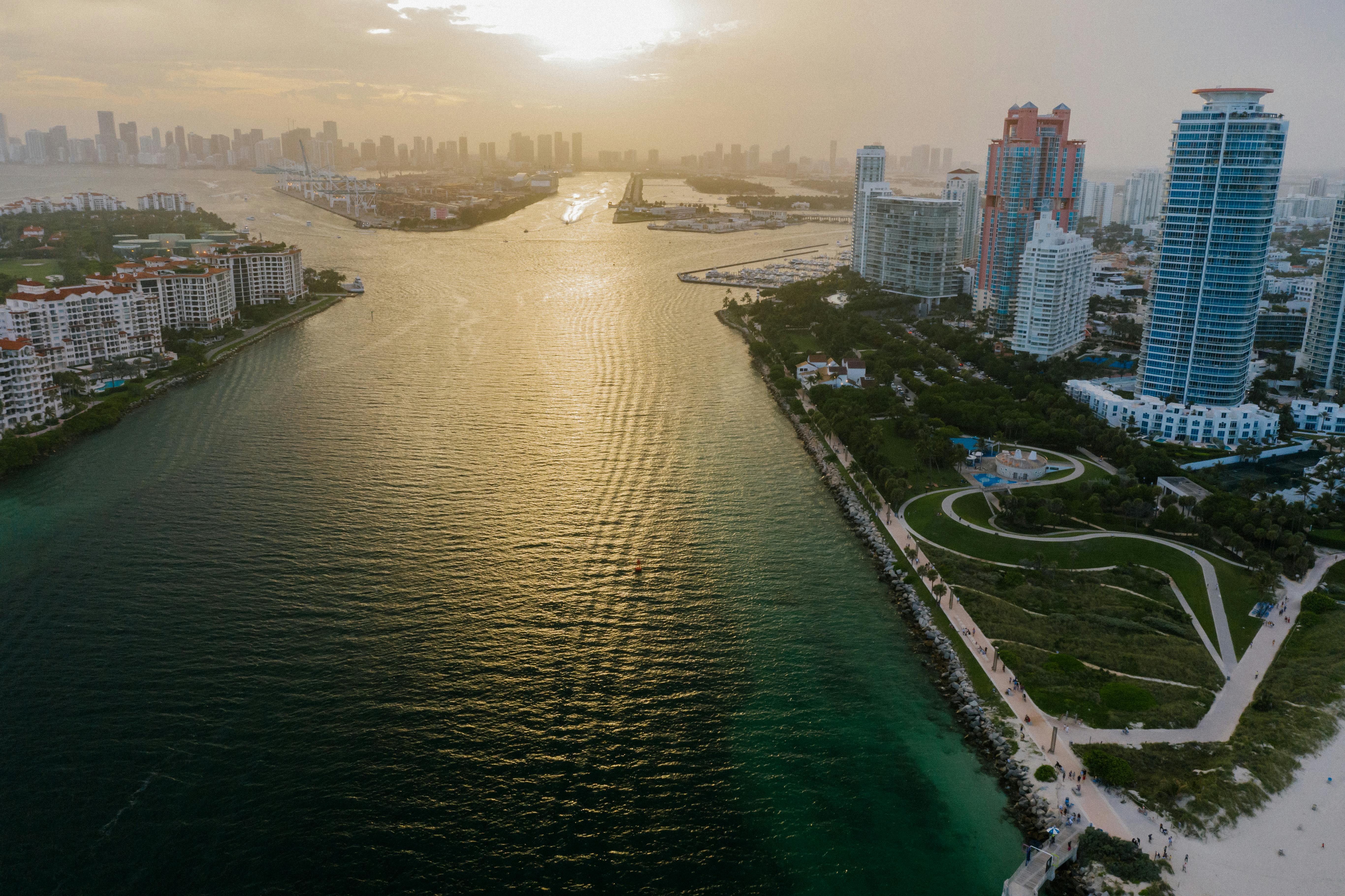 Vista aérea de la costa de Florida al atardecer con edificios y agua.